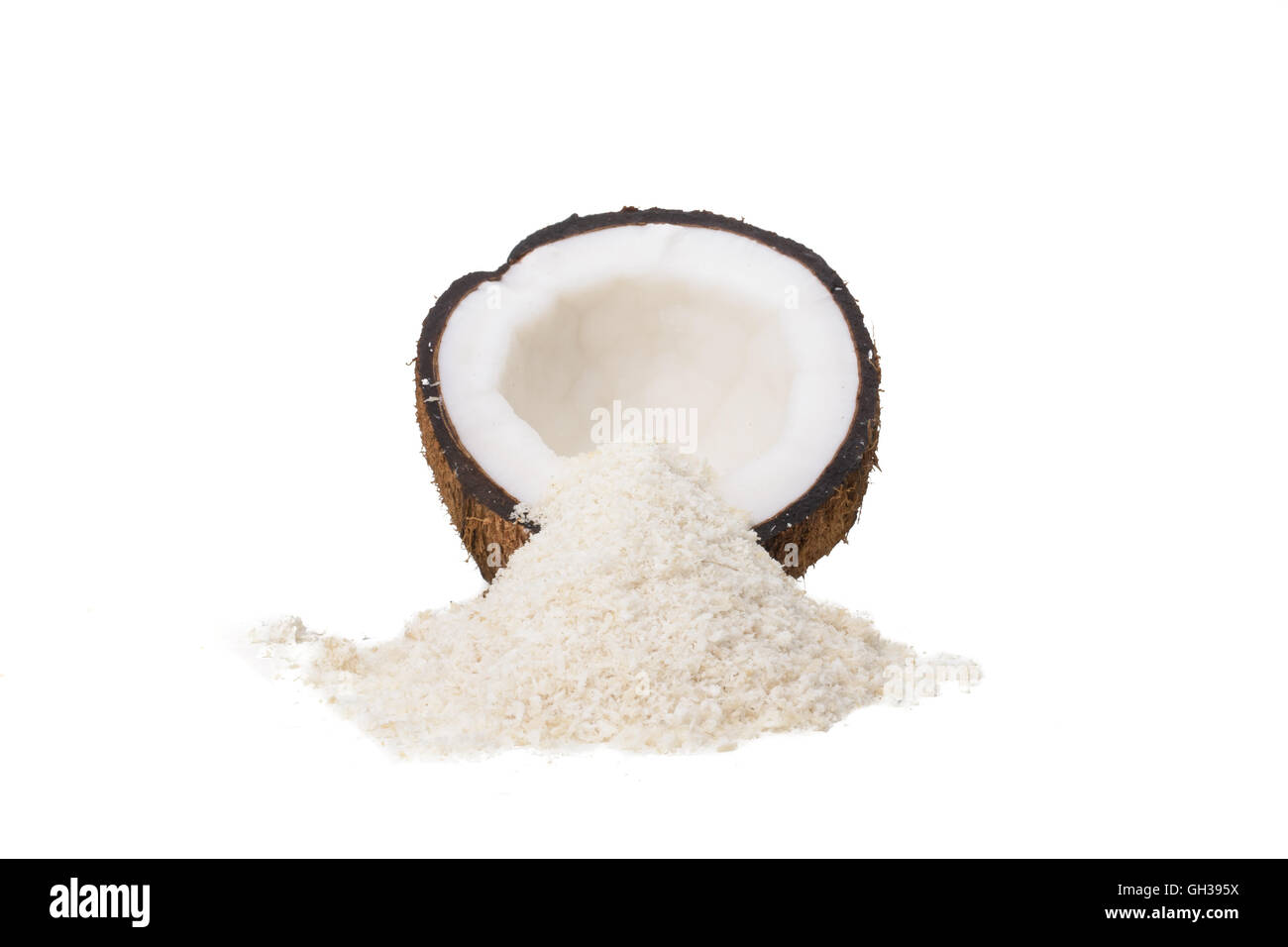 Due metà di noce di cocco semigreggio isolato su uno sfondo bianco. Foto Stock