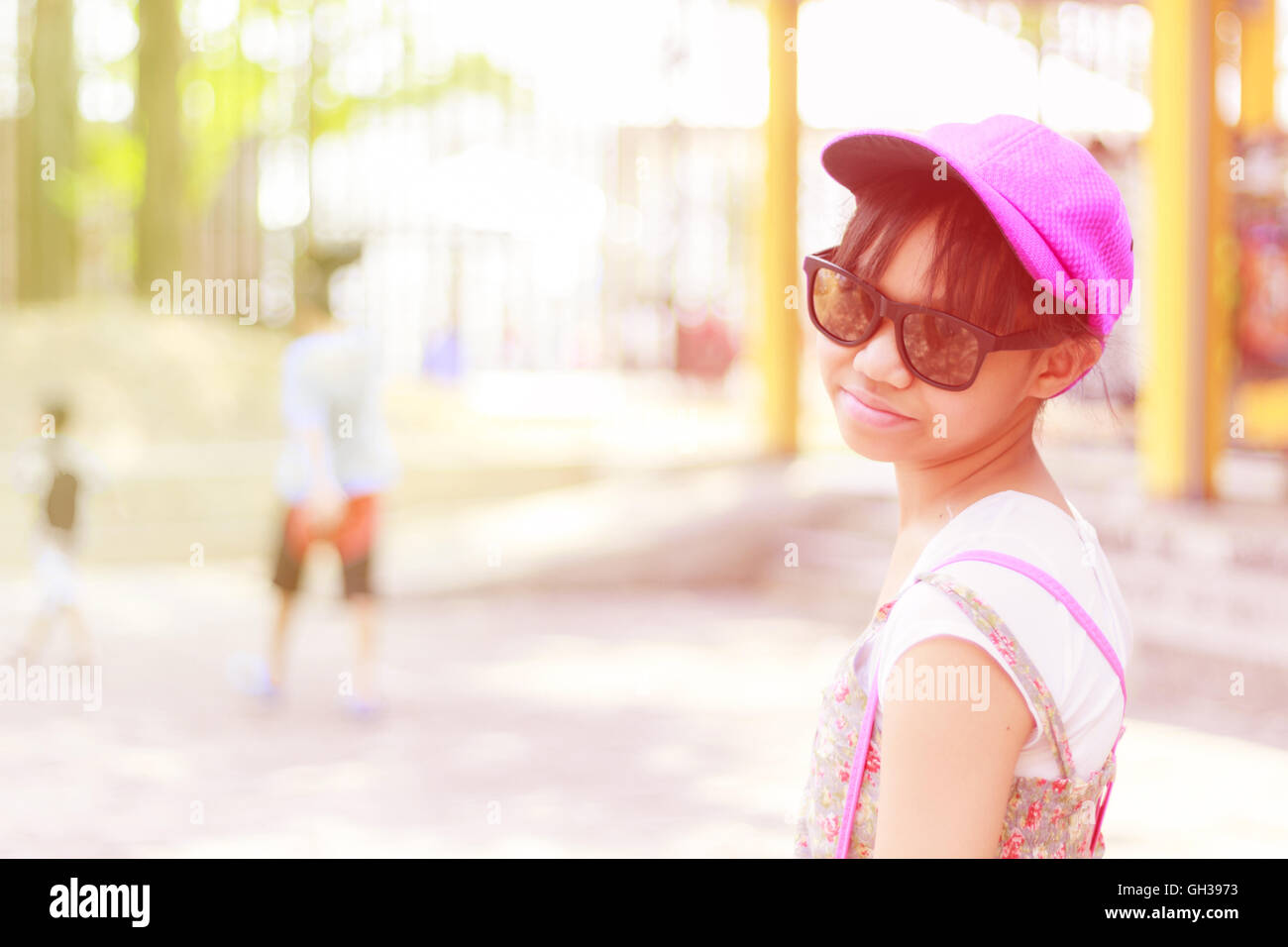 Bambino asiatico ragazza indossando un cappello per la vacanza. Effetto luce solare. Foto Stock