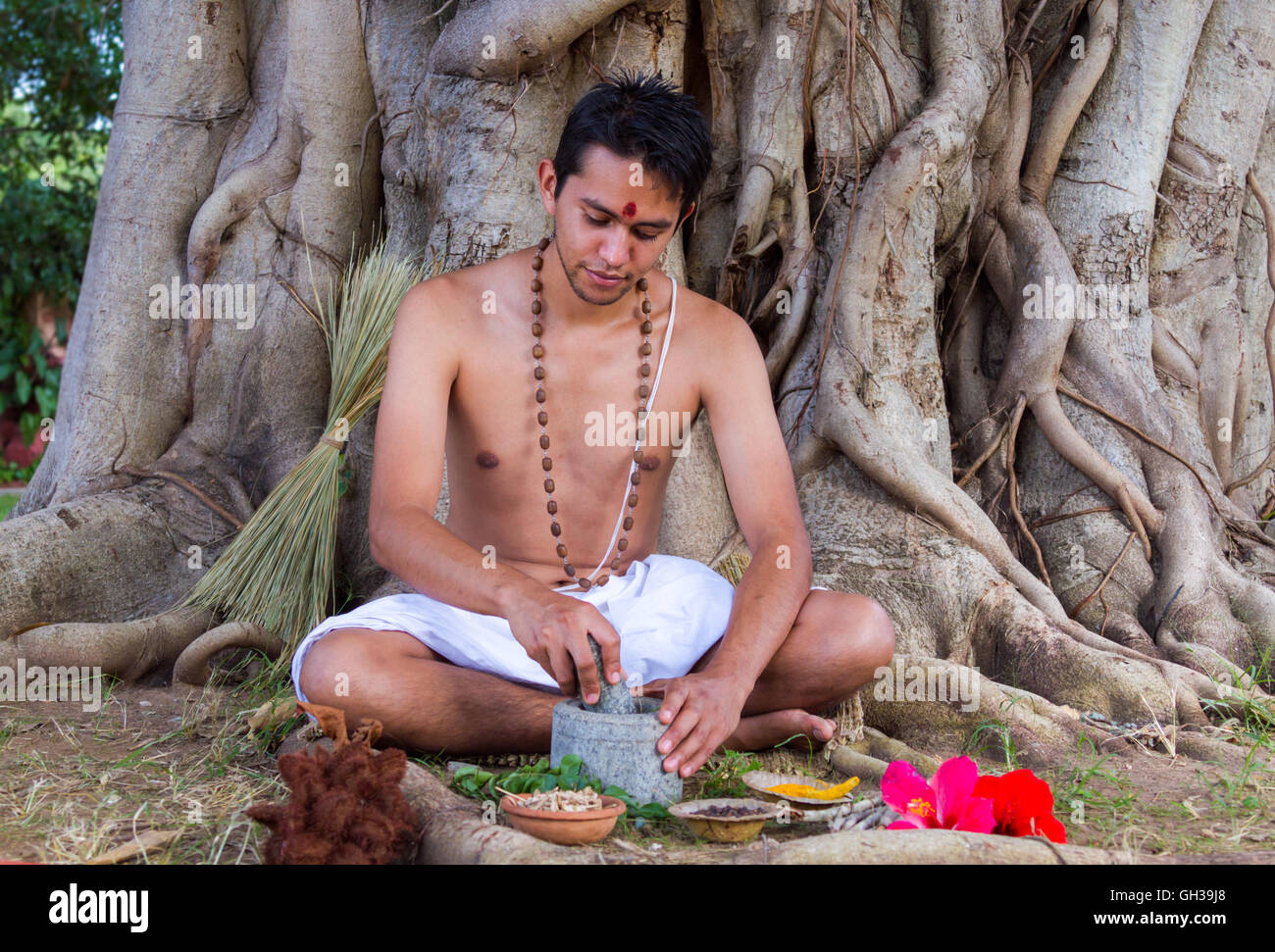 Un giovane medico indiano la preparazione tradizionale ayurvedico, alle erbe, medicina. Foto Stock