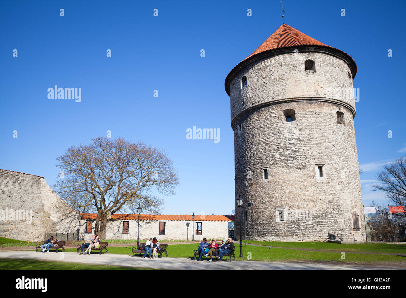 Tallinn, Estonia - 1 Maggio 2016: turisti sedersi sulle panchine vicino a Kiek in de Kok, dal basso tedesco significa sbirciare dentro la cucina, è Foto Stock