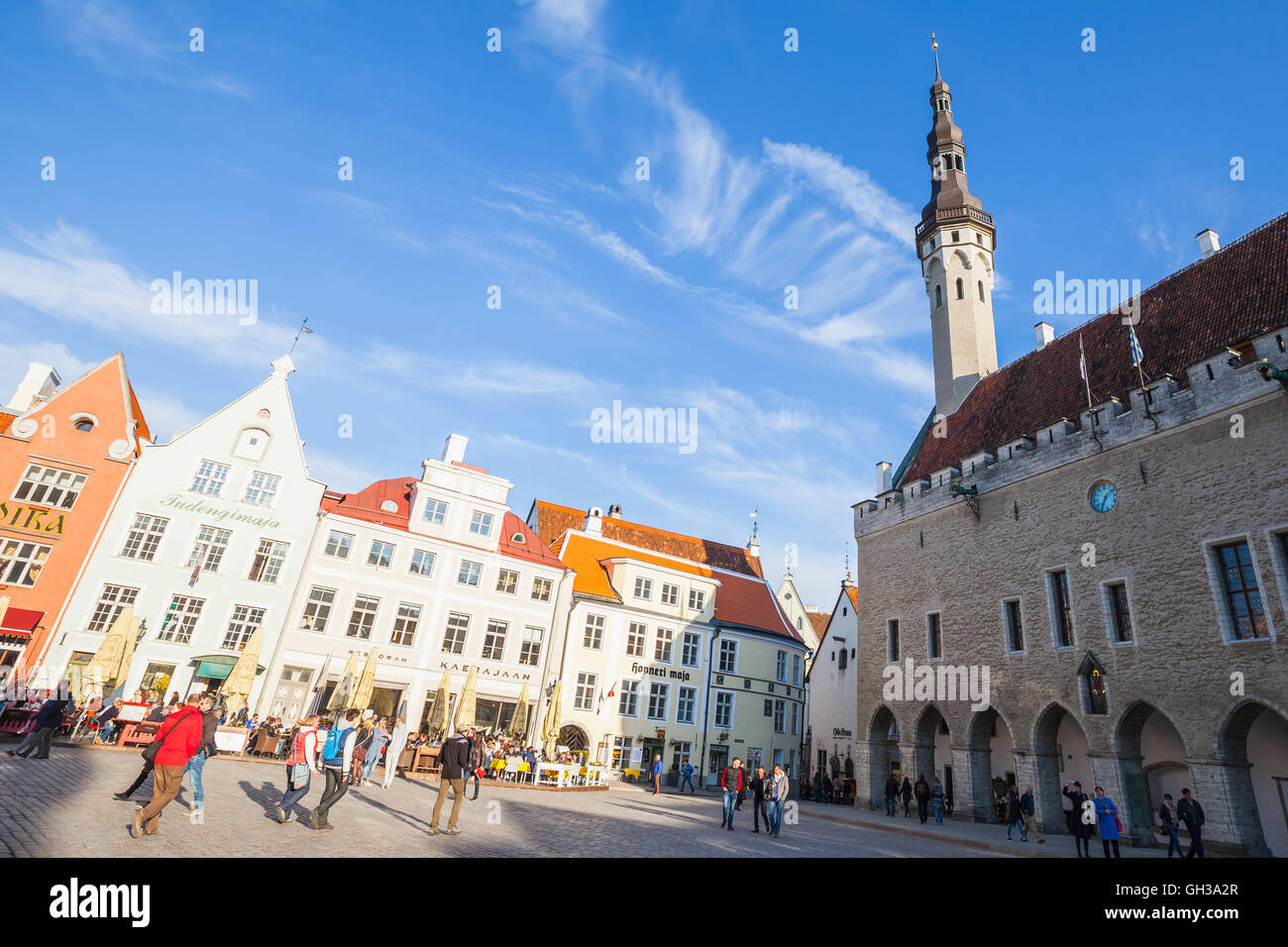 Tallinn, Estonia - 1 Maggio 2016: Panorama della centrale Piazza del Municipio di Tallinn con i turisti a piedi su Raekoja plats Foto Stock