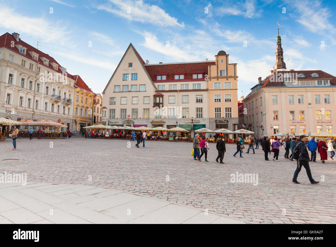 Tallinn, Estonia - 1 Maggio 2016: Raekoja plats. Panorama della centrale Piazza del Municipio di Tallinn con pochi turisti Foto Stock