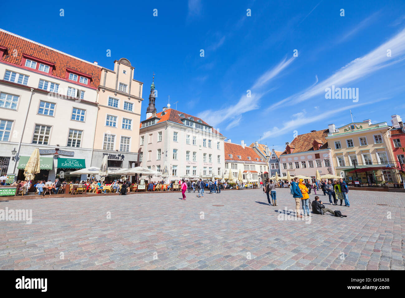 Tallinn, Estonia - 2 Maggio 2016: Raekoja plats. Panorama della centrale Piazza del Municipio con pochi turisti Foto Stock
