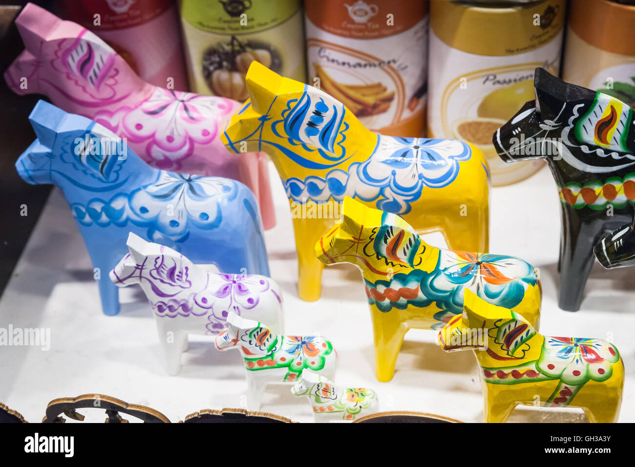 Stoccolma, Svezia - 5 Maggio 2016: in legno colorato cavalli giocattolo,  popolare souvenir svedese sul bancone del negozio turistico Foto stock -  Alamy