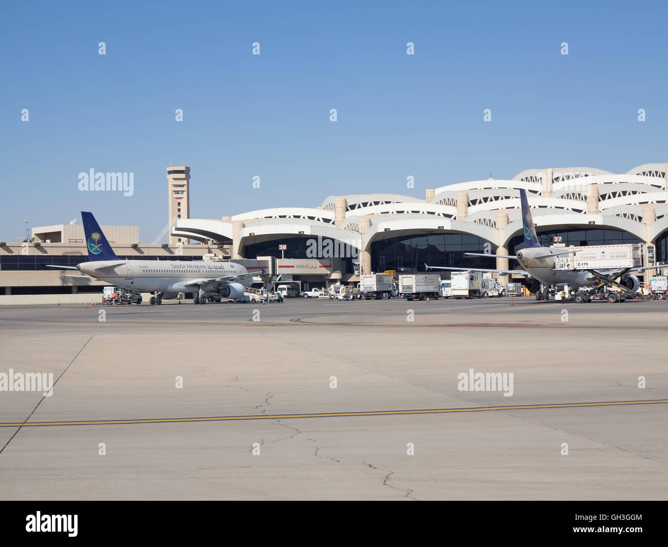 Riyadh - marzo 01: aerei preparando per prendere il via a Riyadh King Khalid Airport su Marzo 01, 2016 a Riyadh in Arabia Saudita. Riyad Foto Stock