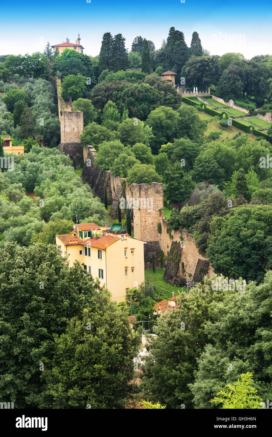 Campagna con ville e muro di pietra costruita per proteggere la città di Firenze. Foto Stock
