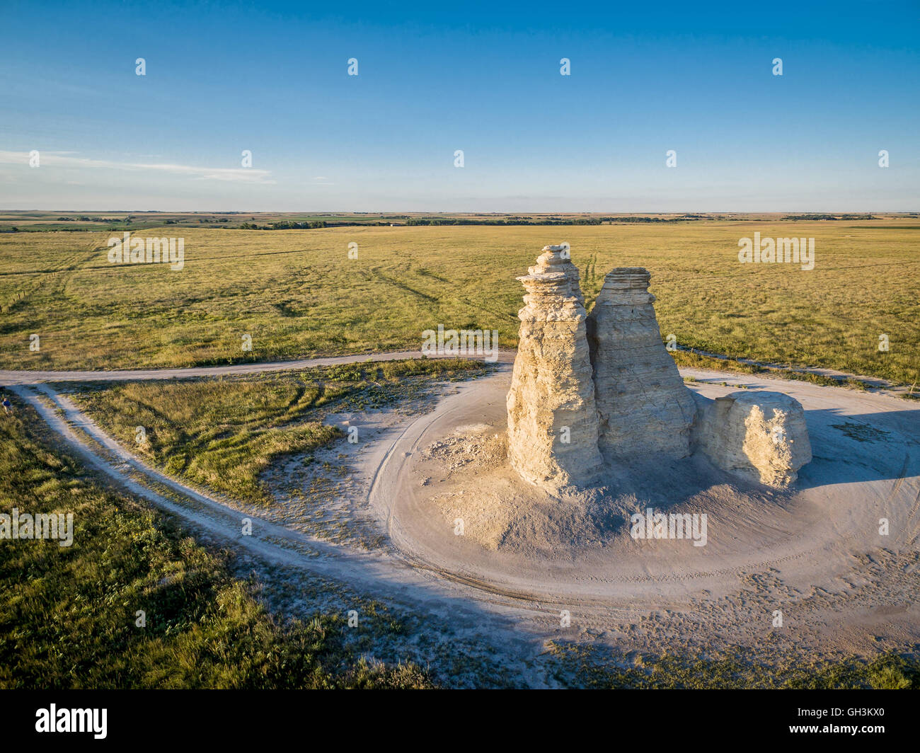 Castle Rock - pilastro di pietra calcarea pietra miliare nella prateria del Kansas occidentale vicino Quinter (Gove County) - vista aerea Foto Stock