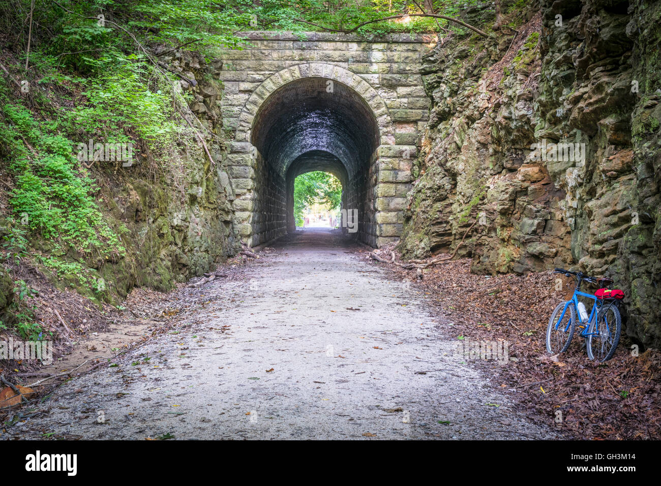 MKT tunnel e moto su Katy Trail a Rocheport, Missouri. Il Katy Trail è 237 mile bike trail che spazia su tutta la maggior parte della s Foto Stock