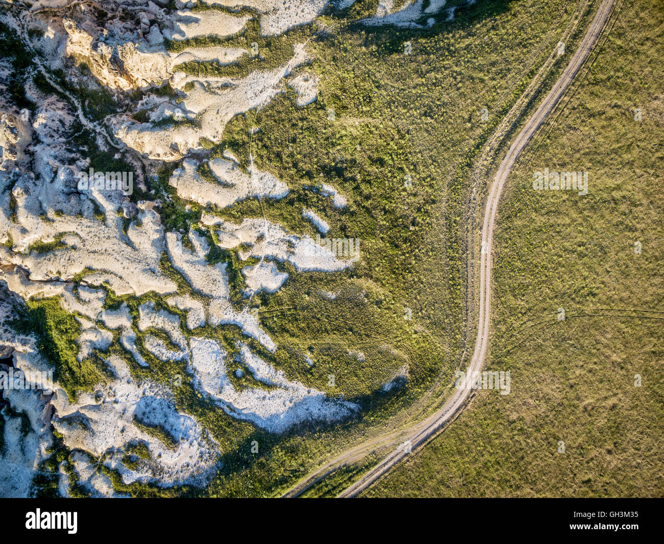 Prairie ranch road e affioramenti calcarei vicino al Castle Rock in Kansas (Gove County), vista aerea Foto Stock