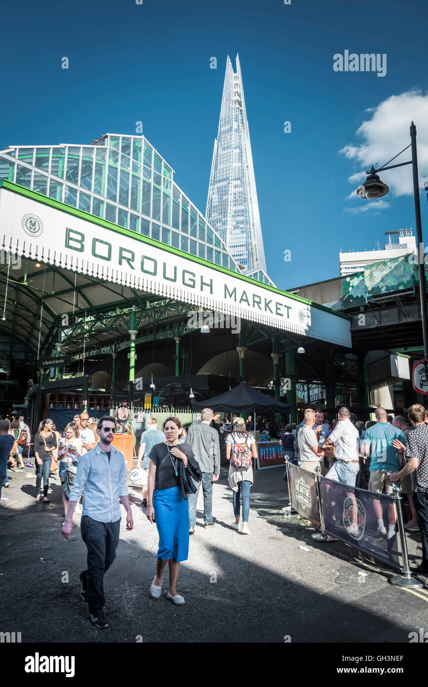 Una vista dello Shard dal famoso Borough Market a se London, Inghilterra, Regno Unito Foto Stock