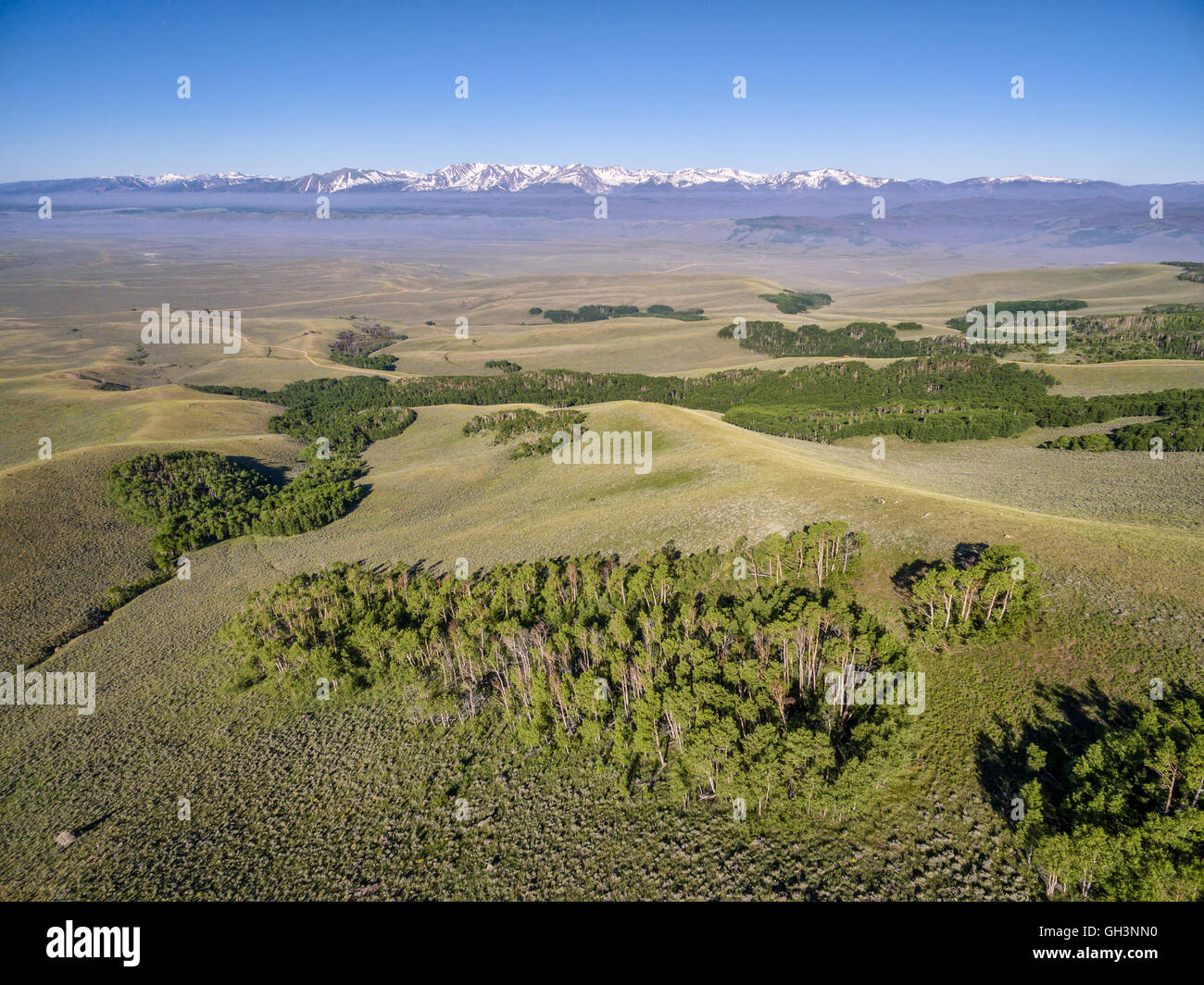 Vista aerea da indipendenza montagna nel Parco Nord, Colorado verso la posizione di parcheggio con il Monte Zirkel, scenario estivo Foto Stock