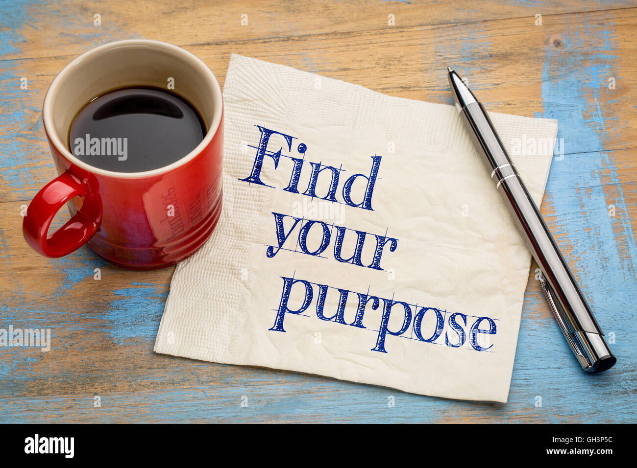 Trovare il vostro scopo di consulenza o di promemoria - scrittura su un tovagliolo con una tazza di caffè espresso Foto Stock