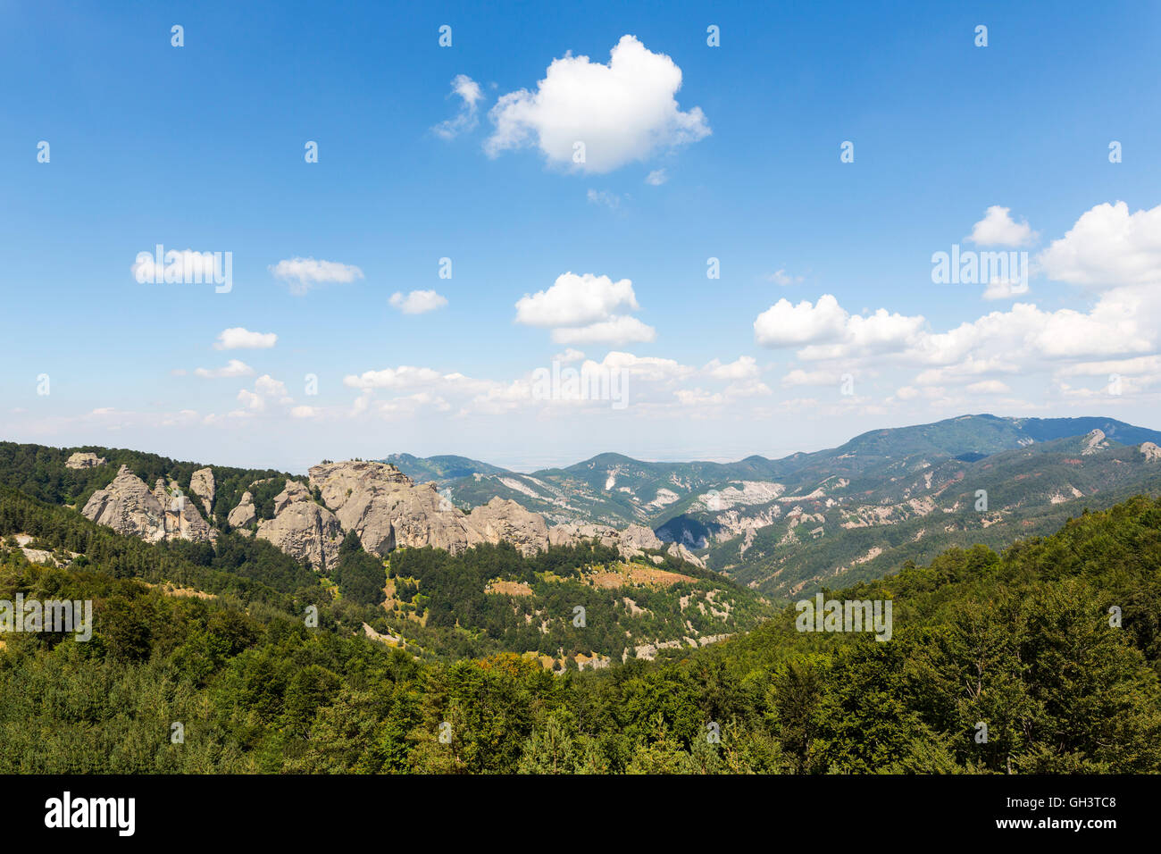 Bellissimo paesaggio di montagne e il cielo blu con nuvole. Il bulgaro Monti Rodopi. Foto Stock