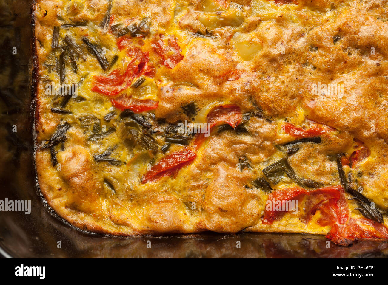 Uova strapazzate con peperone rosso e cipolla verde Foto Stock