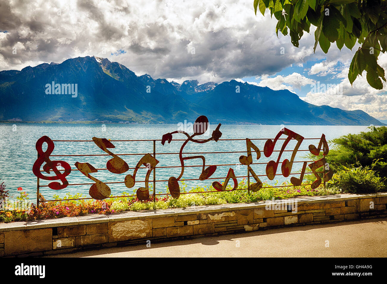 Lakeshore passeggiata lungo il lago di Ginevra con note musicali recinzione, Montreux, Canton Vaud, Svizzera Foto Stock