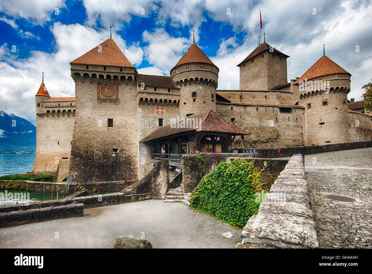 Angolo basso ingresso vista del Castello di Chillon sul lago di Ginevra, Veytaux, Canton Vaud, Svizzera Foto Stock