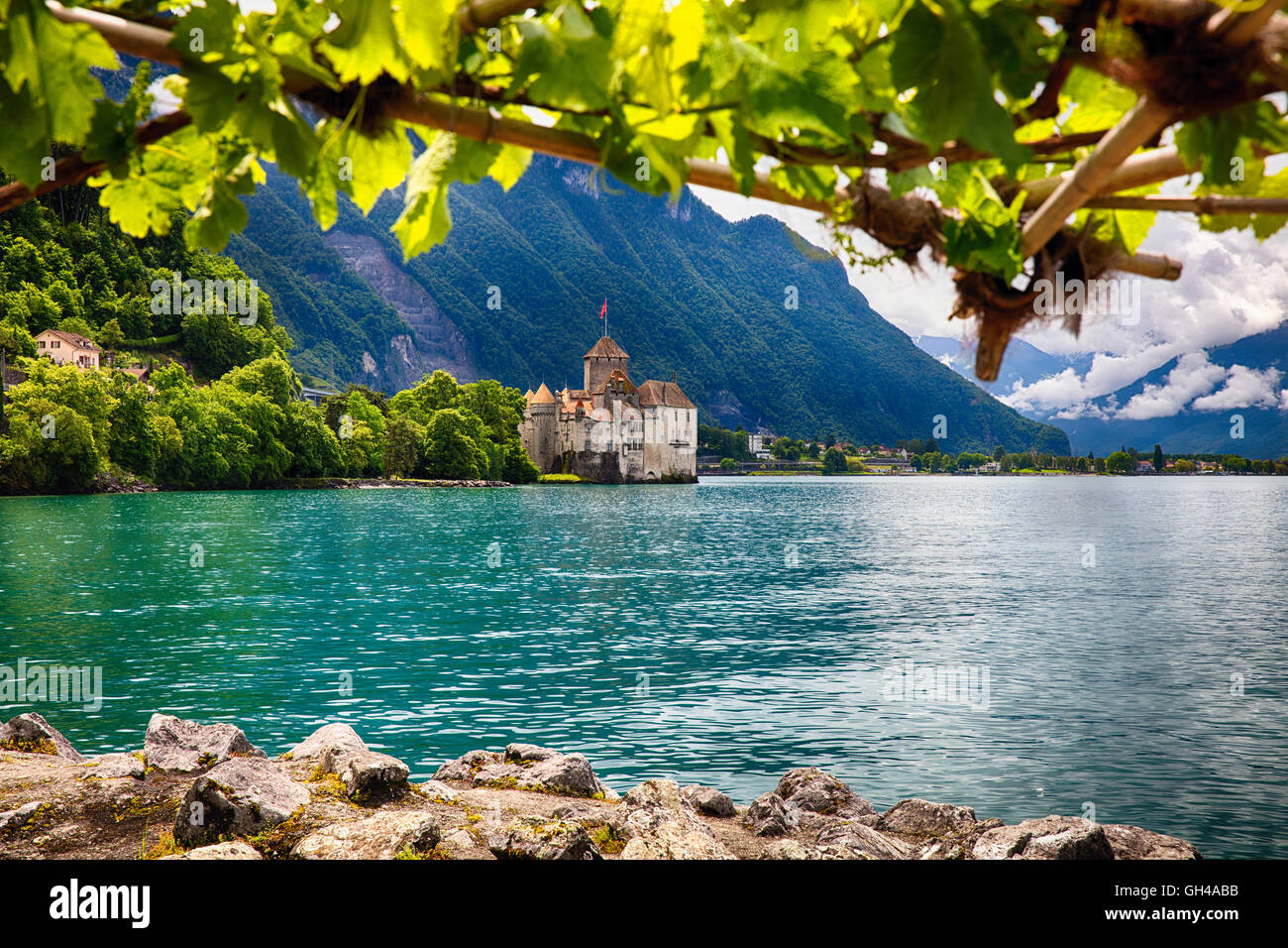 Basso angolo vista del Castello di Chillon da sotto un pergolato, Veytaux, Canton Vaud, Svizzera Foto Stock