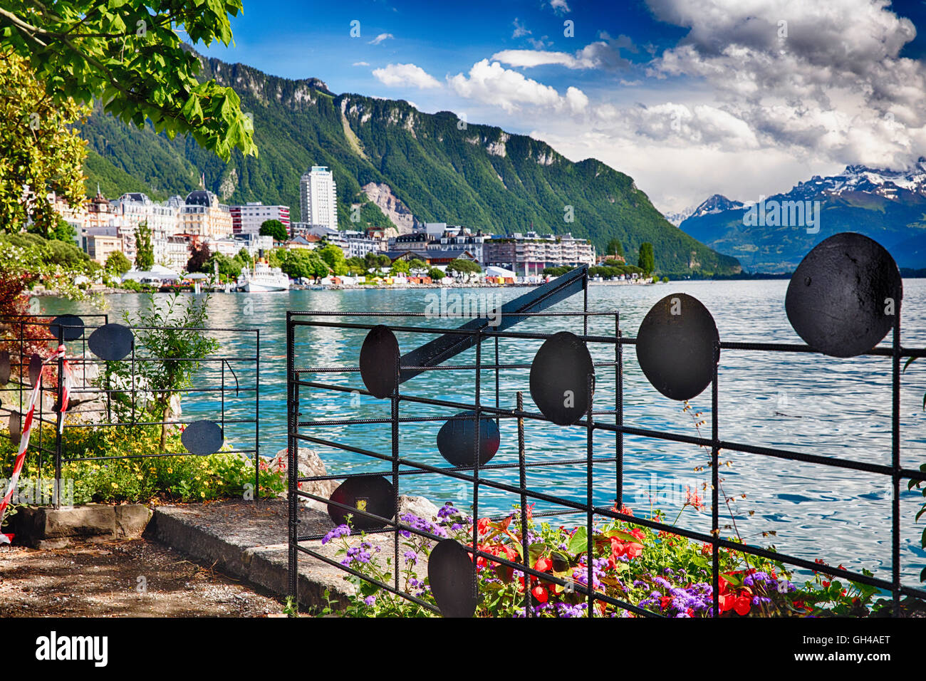 Lakeshore vista sul lago di Ginevra a Montreux con note musicali recinzione, Canton Vaud, Svizzera Foto Stock