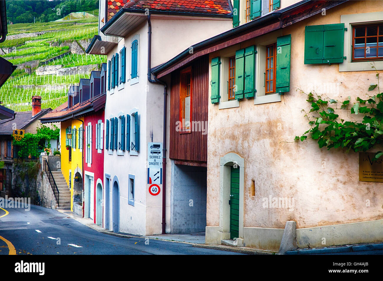 Vista di una strada stretta sulla collina con cantina colorati edifici, Epesses, Canton Vaud, Svizzera Foto Stock