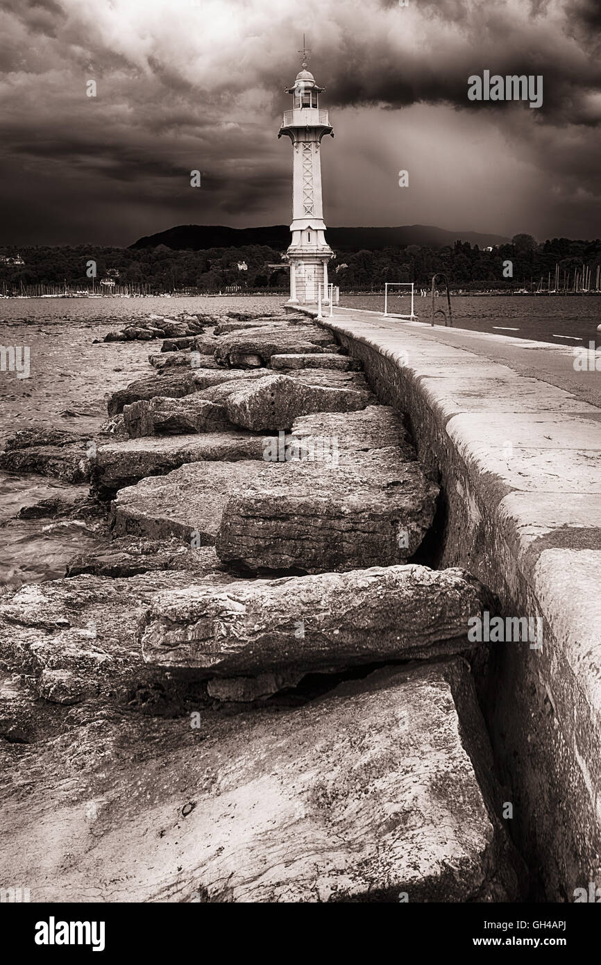 Basso Angolo di visione di un faro alla fine di un pontile, sul Lago di Ginevra, Ginevra, Svizzera Foto Stock