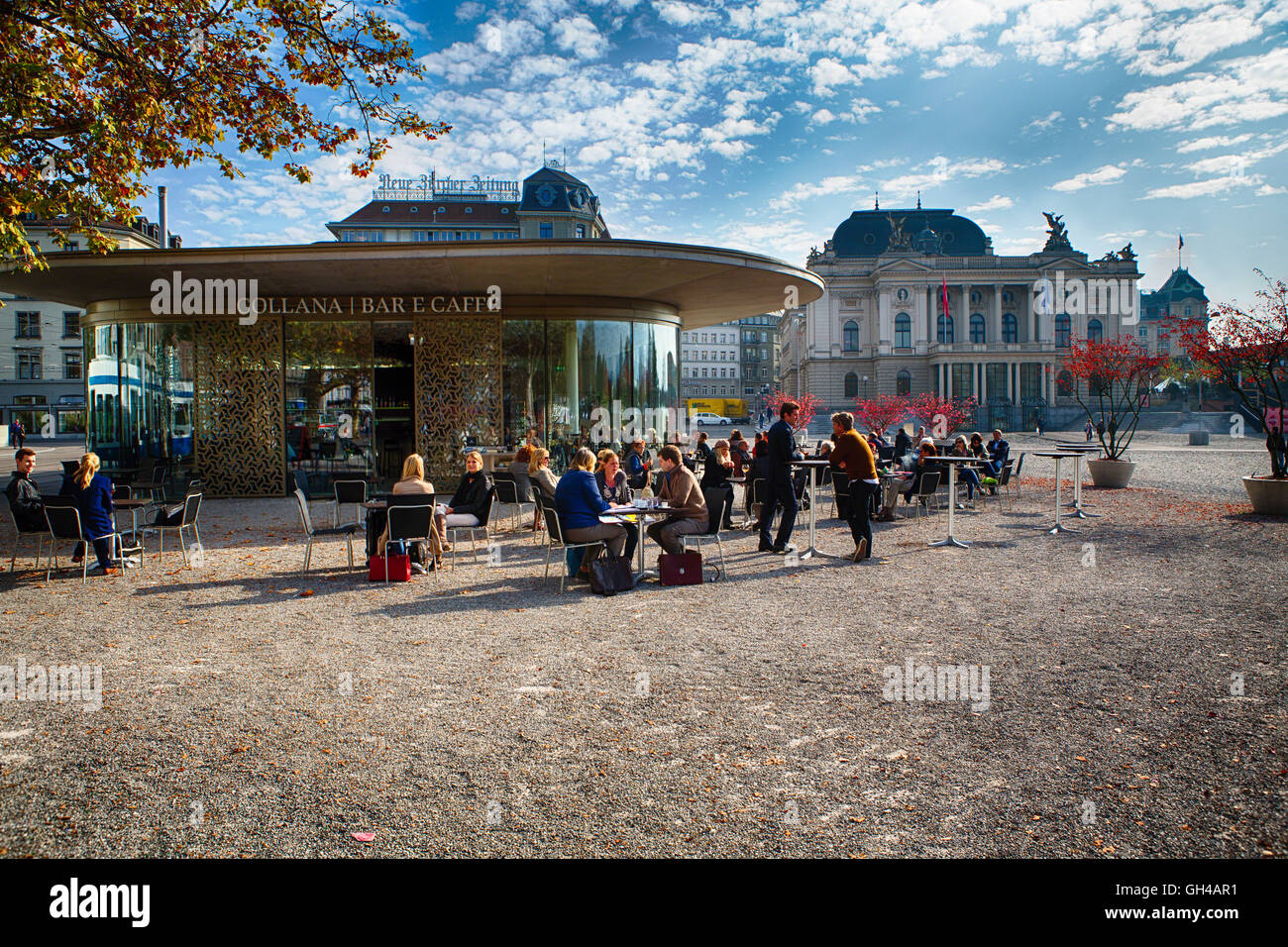 Per coloro che godono di un tè o un caffè all'aperto in una piazza inizio di caduta, Teatro Strasse, Zurigo, Svizzera Foto Stock