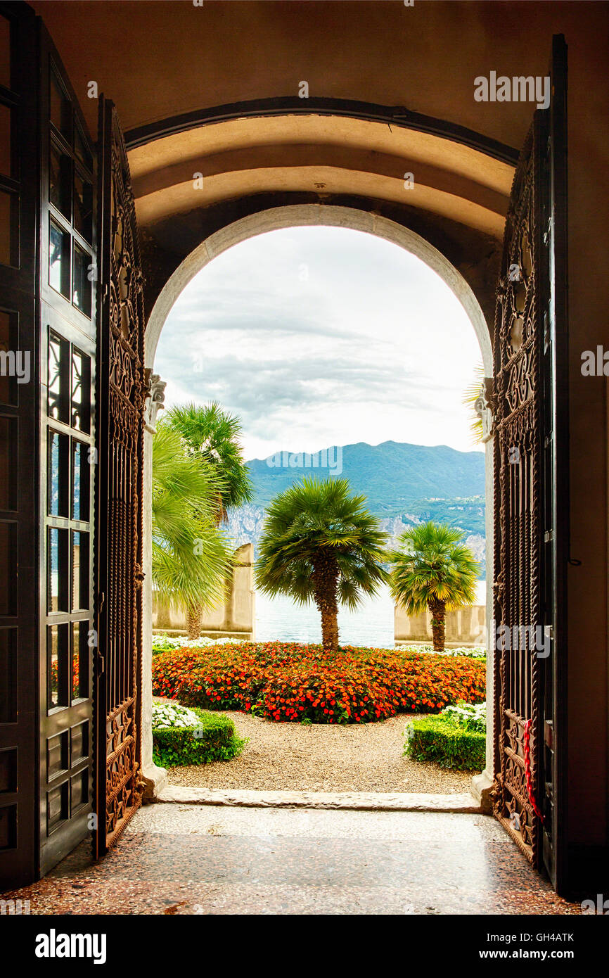 Vista del giardino da una Villa Gate, il Palazzo dei Capitani, il Lago di Garda, Veneto, Italia Foto Stock