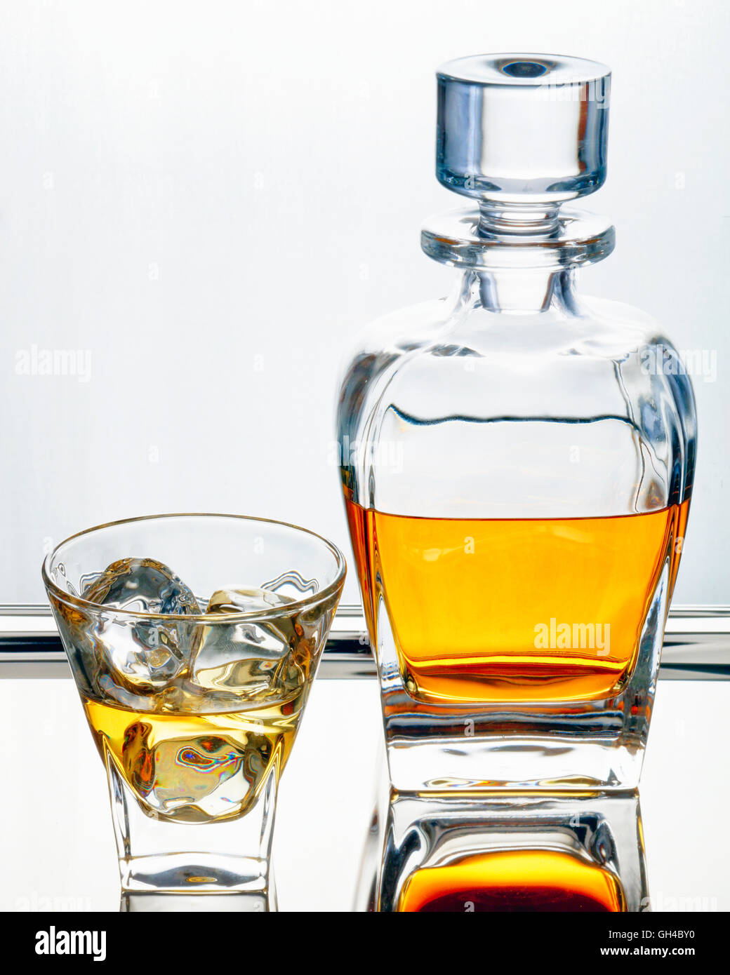 Buon Scotch whisky nel decantatore tradizionali e vetro con cubetti di ghiaccio Foto Stock