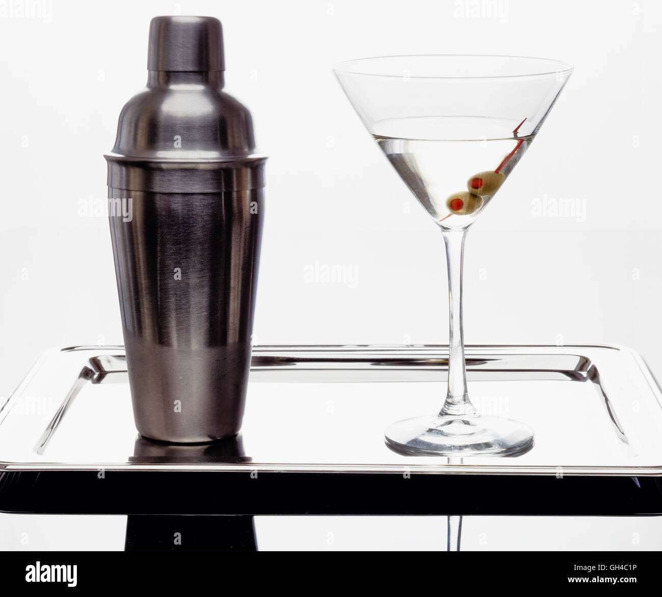 Elevato La chiave Studio Immagine di un classico Aperitivo Martini con olive e Shaker su un vassoio Foto Stock
