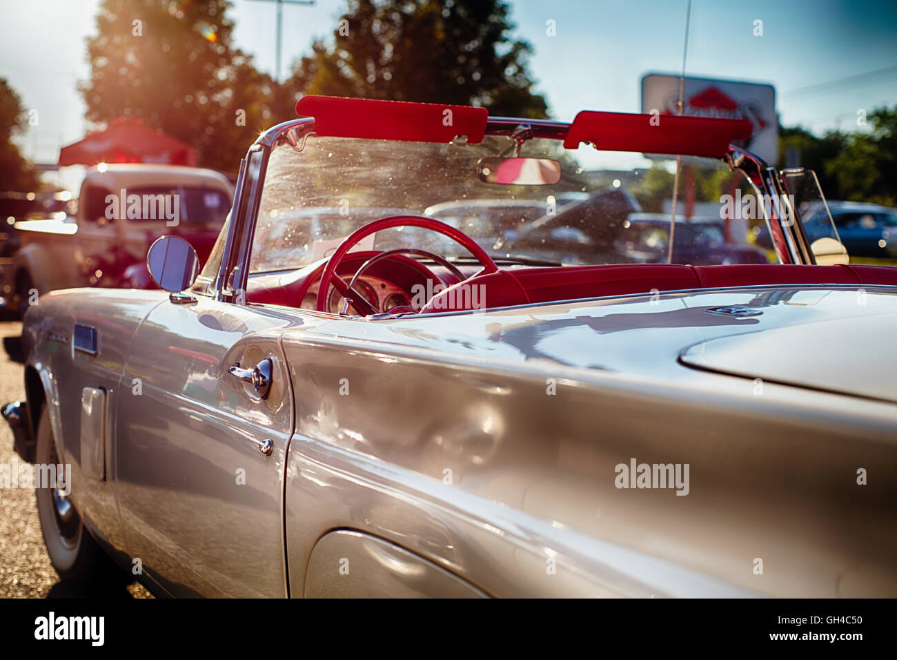 Basso Angolo di visione di un classico American convertibile in una trasmissione in parcheggio durante la calda estate nel pomeriggio, New Jersey, STATI UNITI D'AMERICA Foto Stock