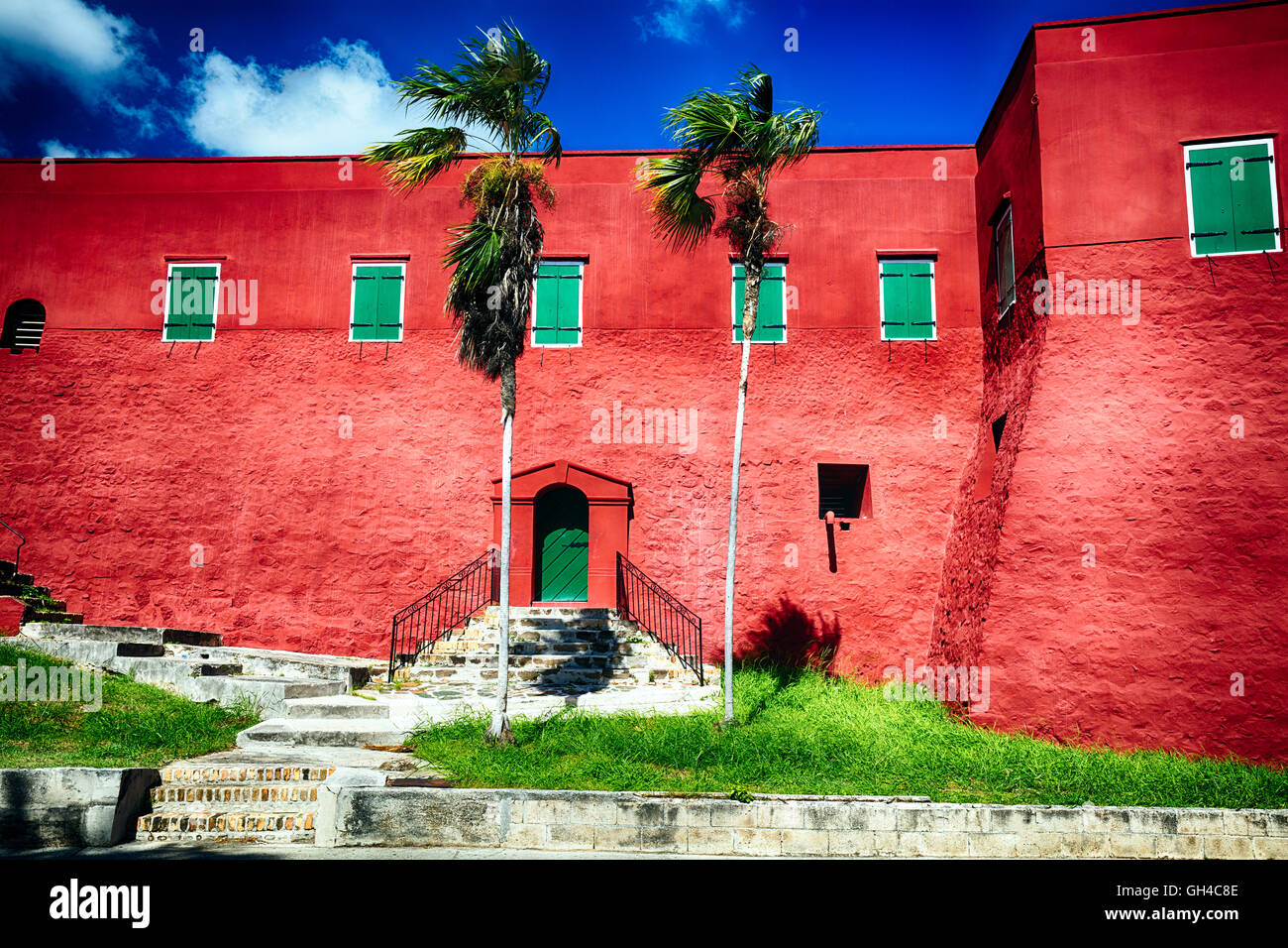Angolo basso visualizza le pareti rosse e persiane verdi di Fort Christian, Charlotte Amalie, san Tommaso, Isole Vergini Americane Foto Stock