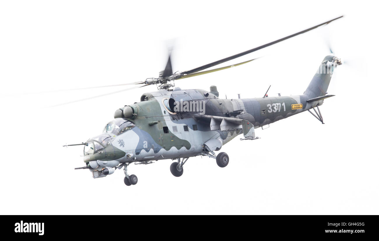 LEEUWARDEN, PAESI BASSI - giu 10, 2016: Repubblica ceca Air Force Mil Mi-24 Hind elicottero d'assalto di eseguire una dimostrazione Foto Stock