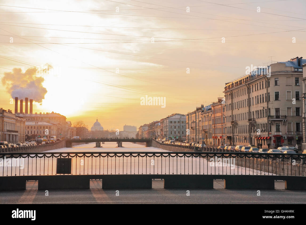 San Pietroburgo, paesaggio urbano, Fontanka Embankment al tramonto in inverno Foto Stock