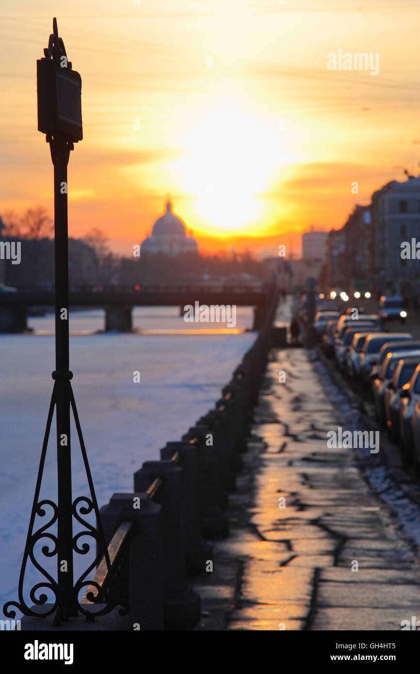 San Pietroburgo, paesaggio urbano, Fontanka Embankment al tramonto in inverno. La foto in basso il tasto Foto Stock