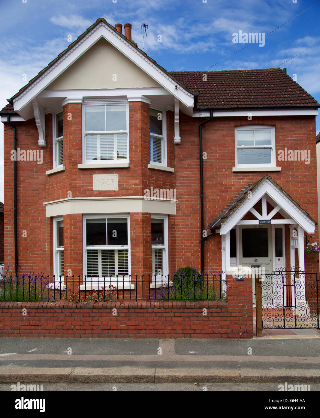 Vista frontale del rinnovato Edwardian casa indipendente sulla lingua inglese Surrey Street con finestre a bovindo e lo sportello anteriore blu cielo Foto Stock
