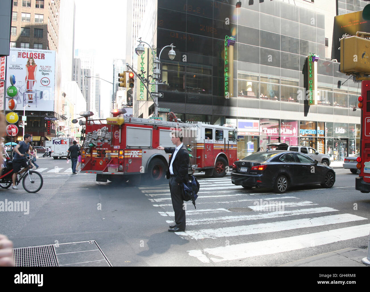 Vigili del fuoco su emergenza con un uomo a caccia di un taxi Foto Stock