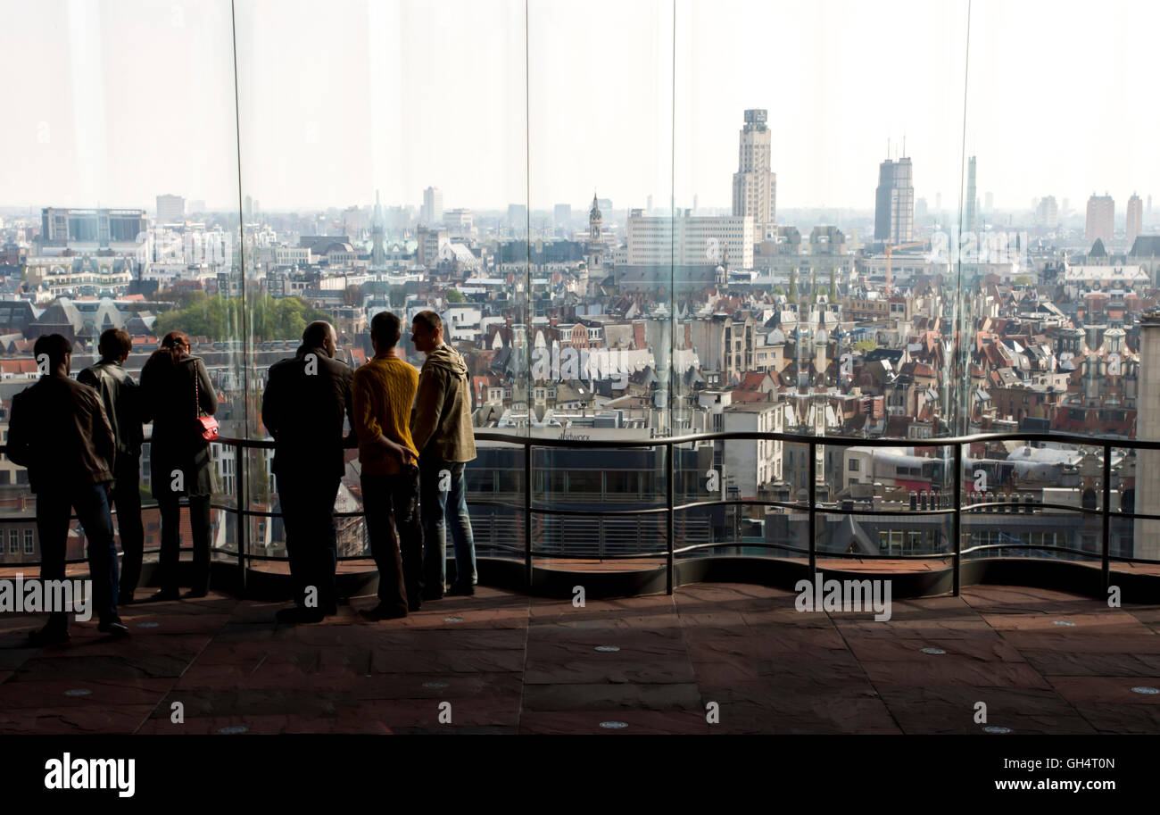 La gente a guardare un bel paesaggio dal Museo MAS nel vecchio porto. Anversa, Belgio. Foto Stock