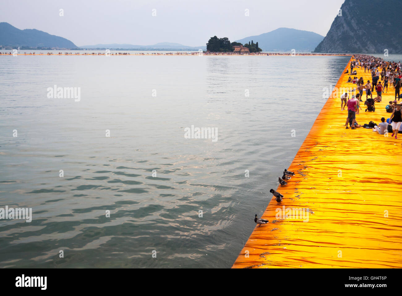 Installazione galleggiante creato da Christo e Jeanne-Claude artisti. A Sulzano, Lombardia. Italia Foto Stock