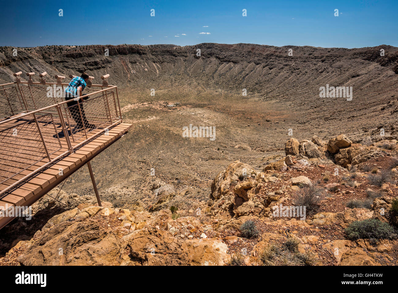 Meteor Crater aka Barringer crater, visto dal basso un deck di visualizzazione a North Rim, nazionale monumento naturale vicino a Winslow, Arizona Foto Stock