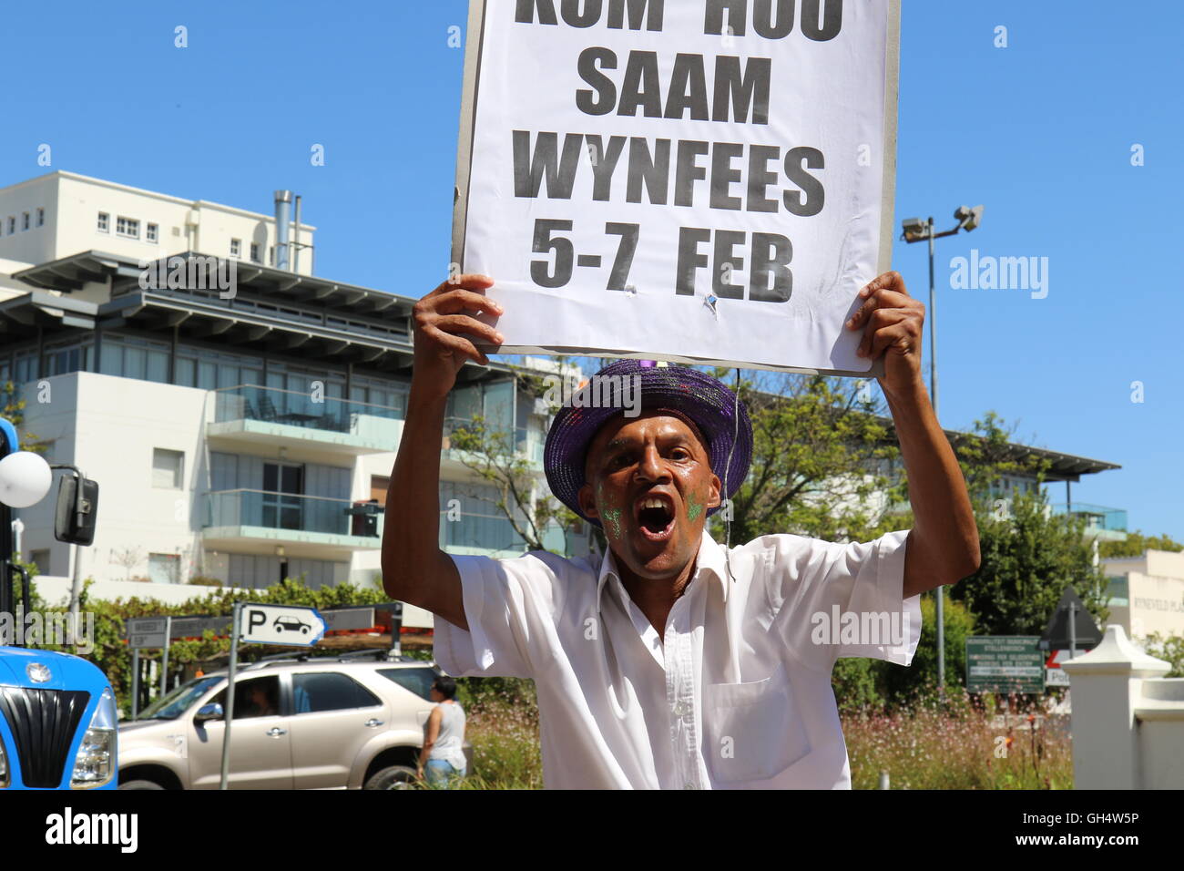 Un Sudafricano uomo della strada tenendo in mano un banner e grida al 2016 Stellenbosch wine parade Foto Stock