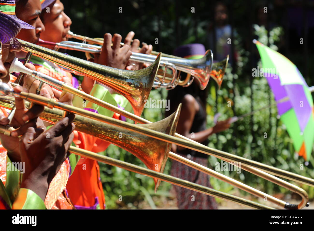 South African uomini in abiti colorati giocando il trombone e tromba nel 2016 Stellenbosch wine parade Foto Stock