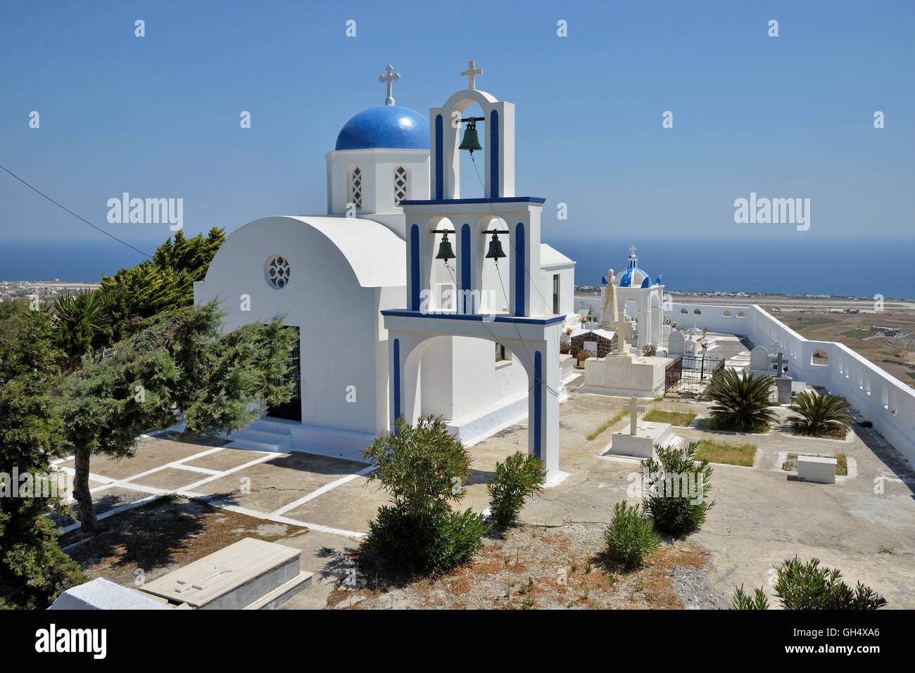 Geografia / viaggi, la Grecia, la vecchia chiesa di Exo Gonia con luce-cupola blu in tipico stile Cicladi, SANTORINI, CICLADI, isole greche, Additional-Rights-Clearance-Info-Not-Available Foto Stock