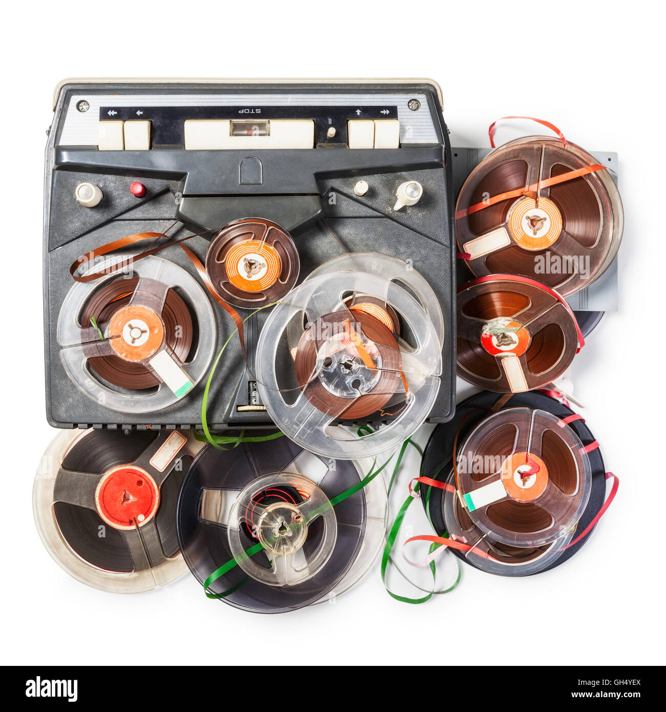 Vintage portatile registratore a nastro e bobine audio collezione. Gruppo di oggetti isolati su sfondo bianco con tracciato di ritaglio Foto Stock