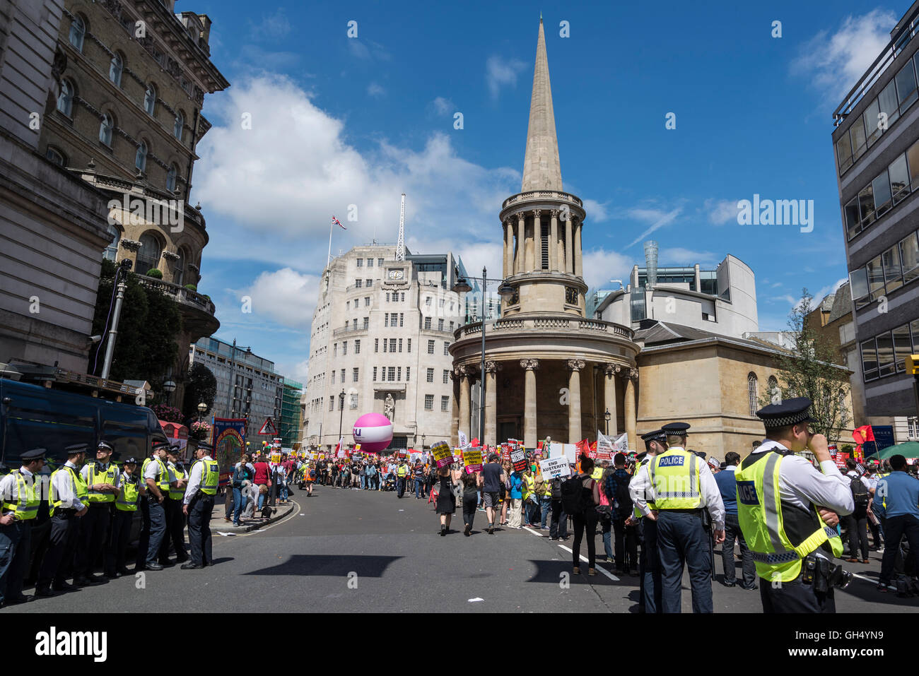 Non più austerità - No al razzismo - Tories deve andare, dimostrazione organizzata dal gruppo di popoli, sabato 16 luglio 2016, Londra, Foto Stock