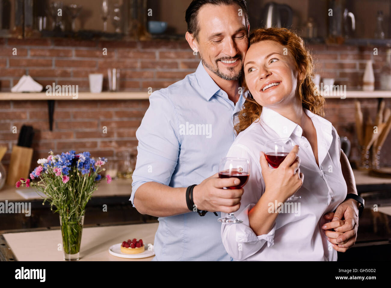 Uomo Donna abbraccia da dietro Foto Stock