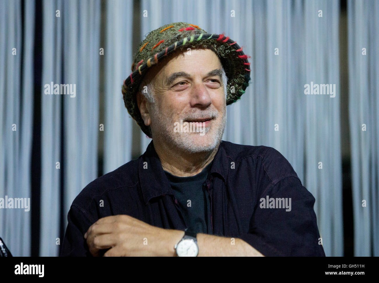 Israeliano designer industriali,Ron Arad,porta il suo grado 360 l'installazione 'Curtain Call' alla Roundhouse di Camden,Londra Foto Stock