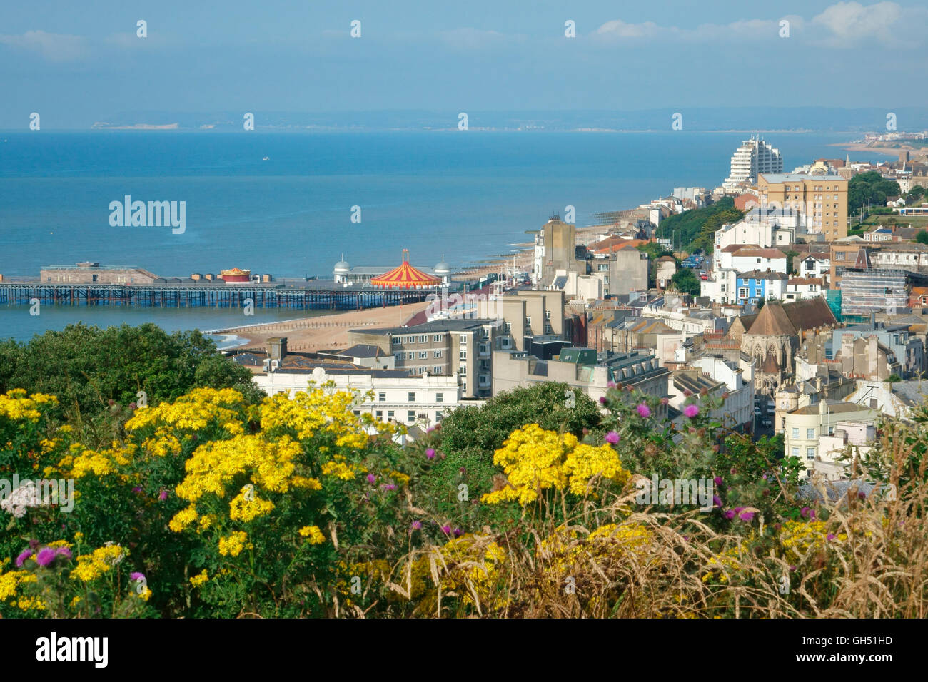 Vista sulla città di Hastings per il nuovo molo, con Eastbourne and Beachy Head in lontananza, East Sussex, England, Regno Unito, GB Foto Stock