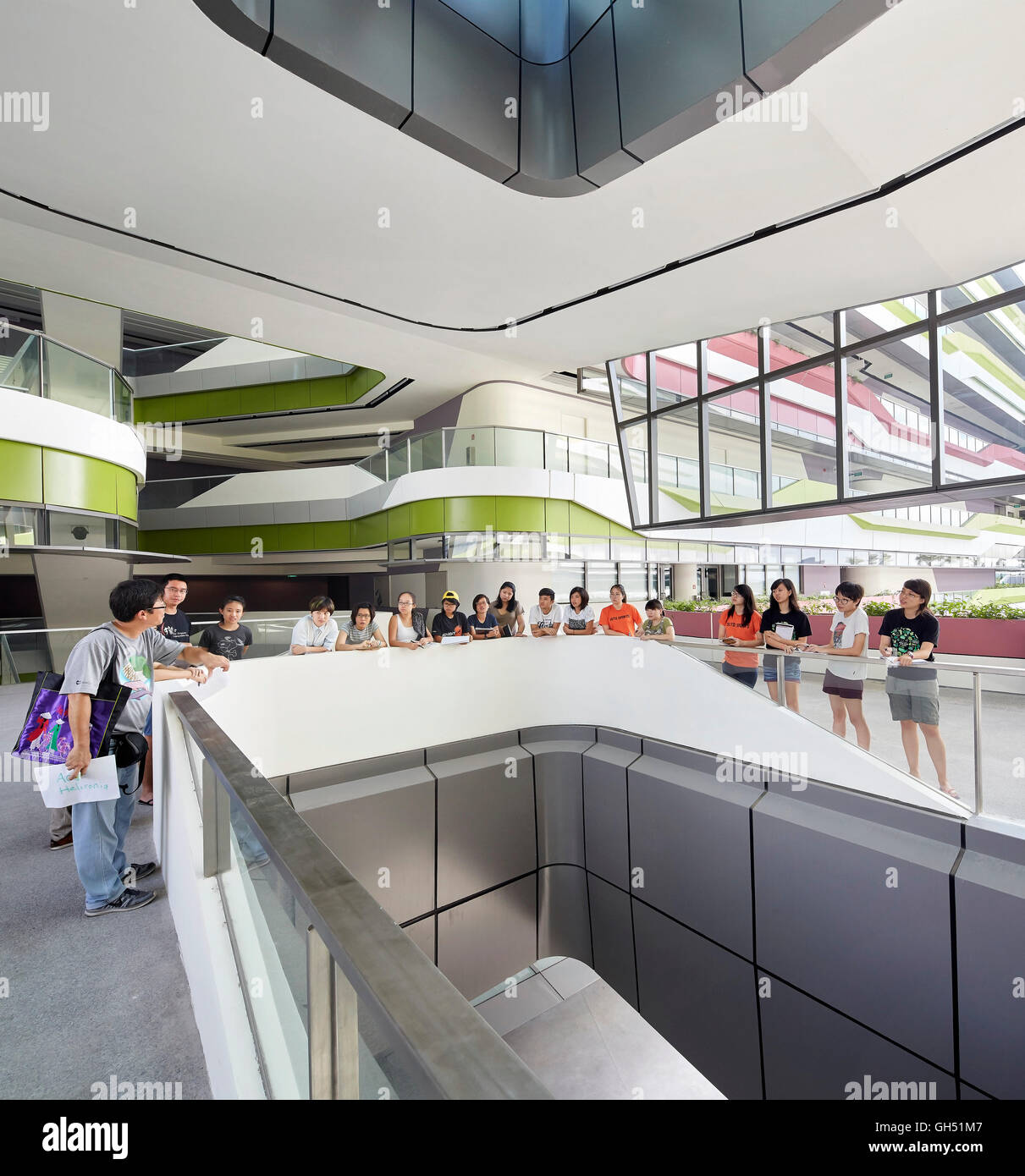 Area di circolazione e atrio. Università di Singapore di tecnologia e design, Singapore, Singapore. Architetto: UNStudio, 2015. Foto Stock