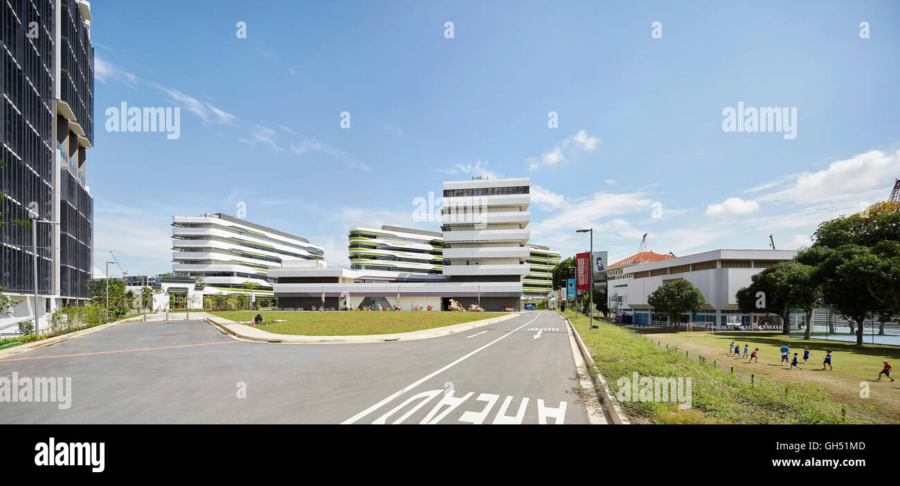 Contesto vista dalla strada. Università di Singapore di tecnologia e design, Singapore, Singapore. Architetto: UNStudio, 2015. Foto Stock