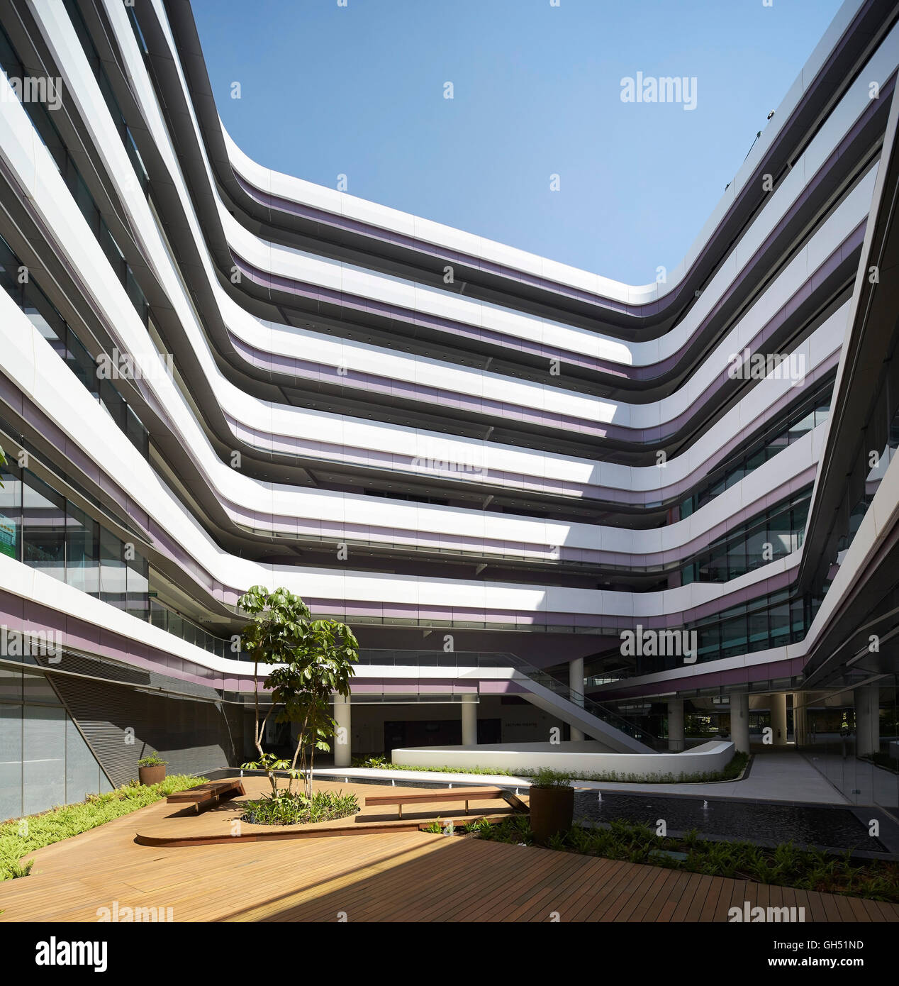 Curva facciata esterna che racchiude il cortile aperto. Università di Singapore di tecnologia e design, Singapore, Singapore. Architetto: UNStudio, 2015. Foto Stock