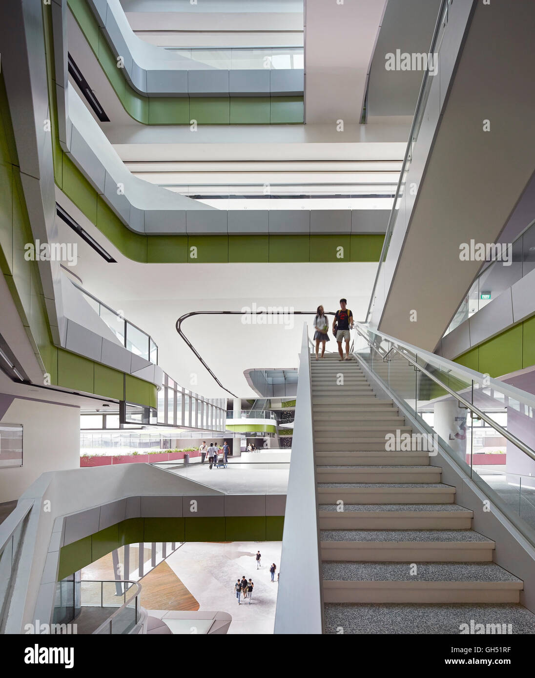 A piena altezza atrio con scalone. Università di Singapore di tecnologia e design, Singapore, Singapore. Architetto: UNStudio, 2015. Foto Stock